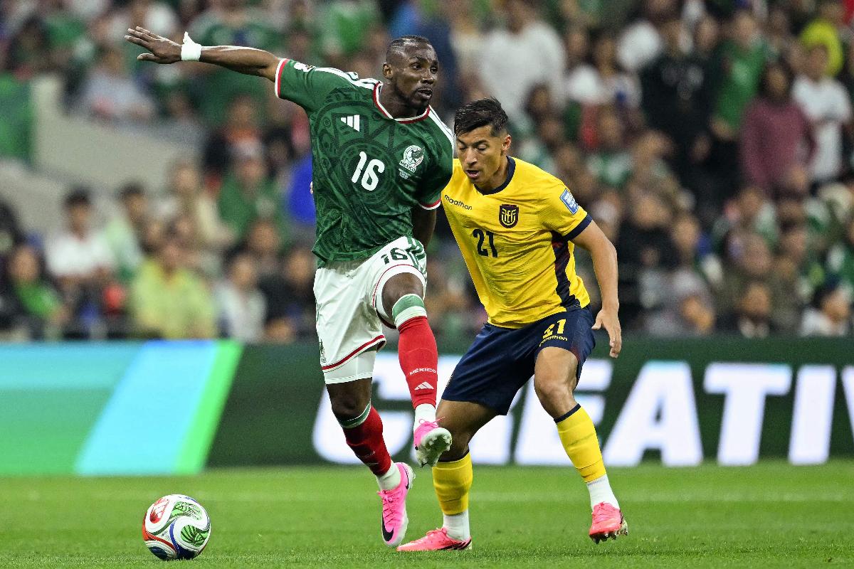 Alan Franco marca Quiñonez, atacante do México, durante duelo da Copa do Mundo - (foto: CARL DE SOUZA/AFP)