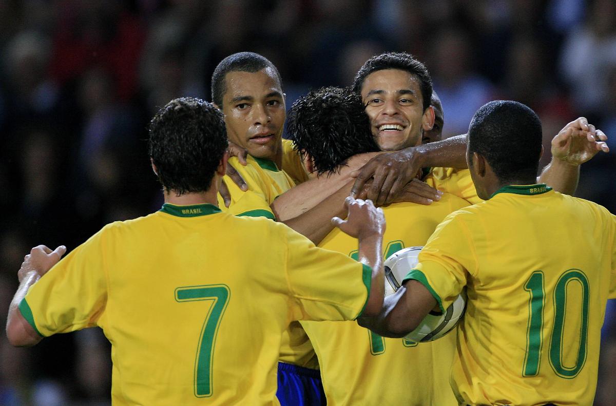 Ex-jogadores do Atlético, Gilberto Silva, Fred e Robinho festejam gol de Daniel Carvalho contra a Noruega - (foto: Daniel Sannum Lauten/AFP)