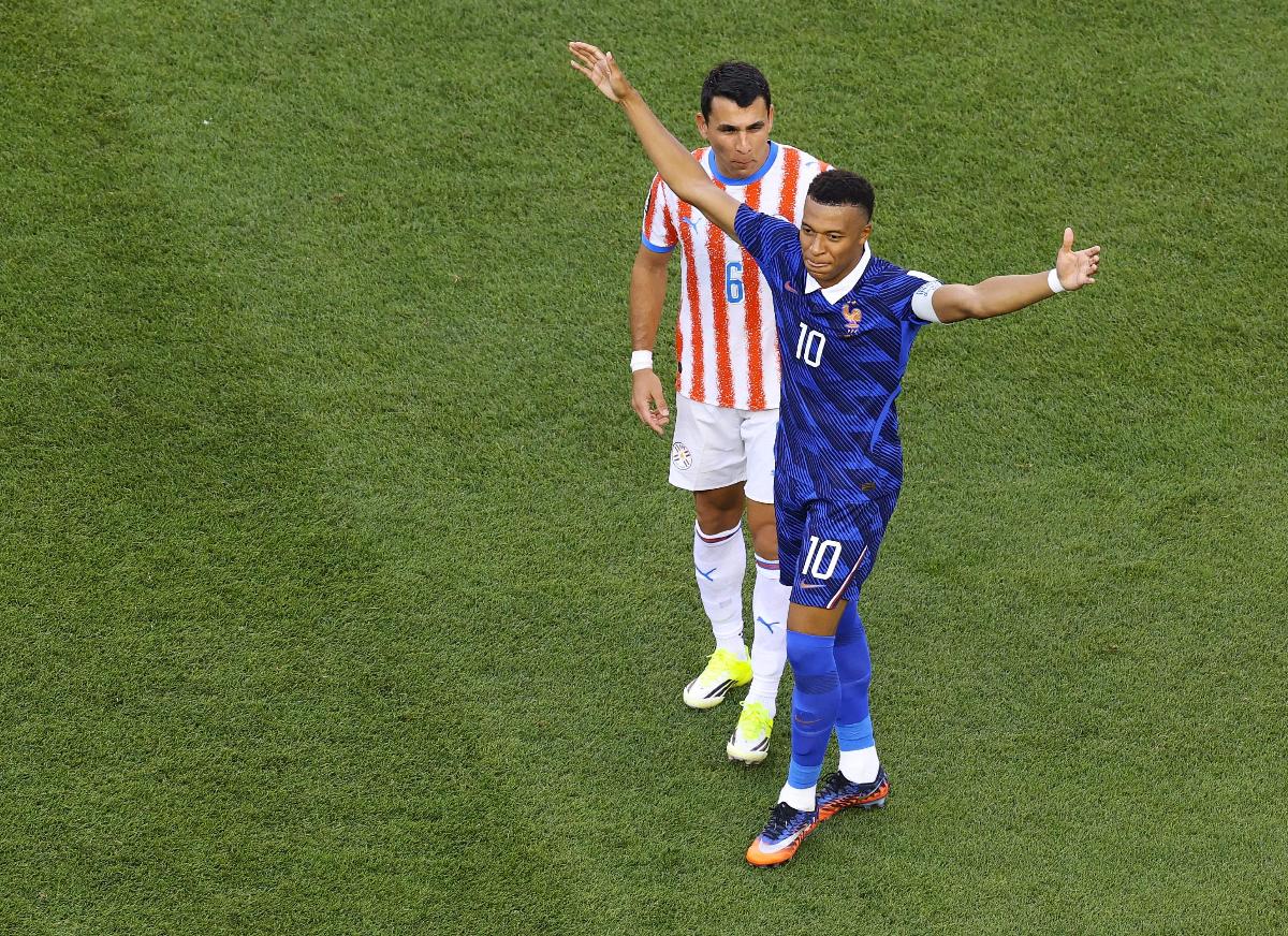 Alonso reage após gol de Mbappé na Copa do Mundo - (foto: AL BELLO/AFP)