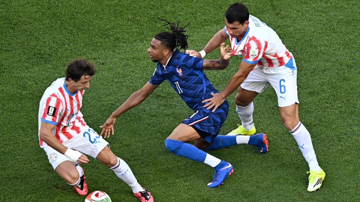 Alonso e Galarza marcam Olise durante jogo do Paraguai contra a França na Copa do Mundo - (foto: JEWEL SAMAD/AFP)