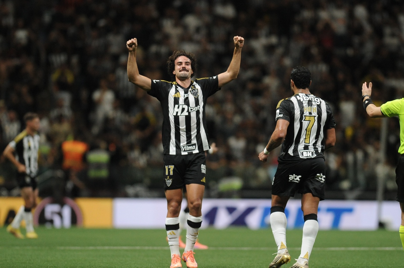 Igor Gomes comemora golaço de falta pelo Atlético na Arena MRV - (foto: Alexandre Guzanshe/EM/D.A. Press)