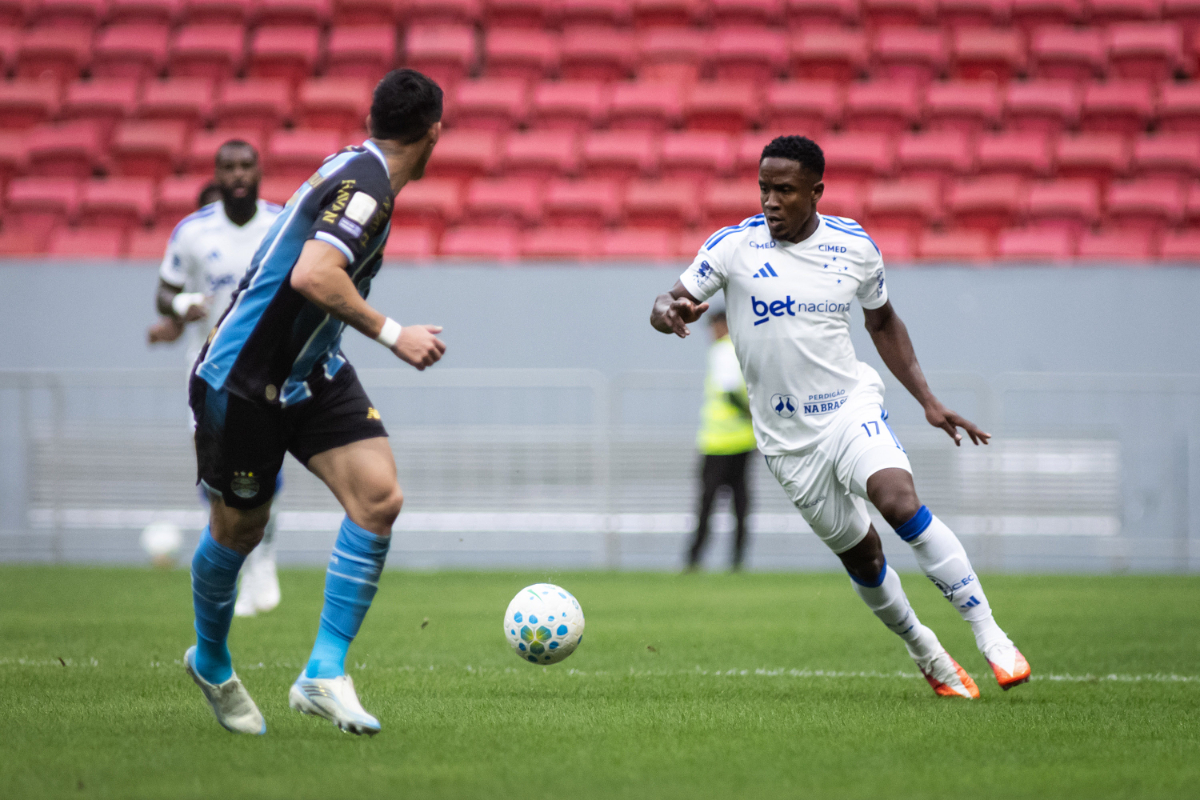 Lance do amistoso entre Cruzeiro e Grêmio no Mané Garrincha - (foto: Gustavo Aleixo/Cruzeiro)