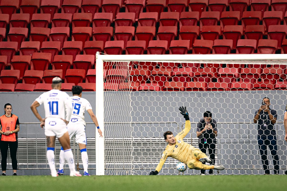 Momento em que Gabriel Grando defende pênalti de Kaio Jorge - (foto: DEIVIDSON ISIDIO / Grêmio FBPA)