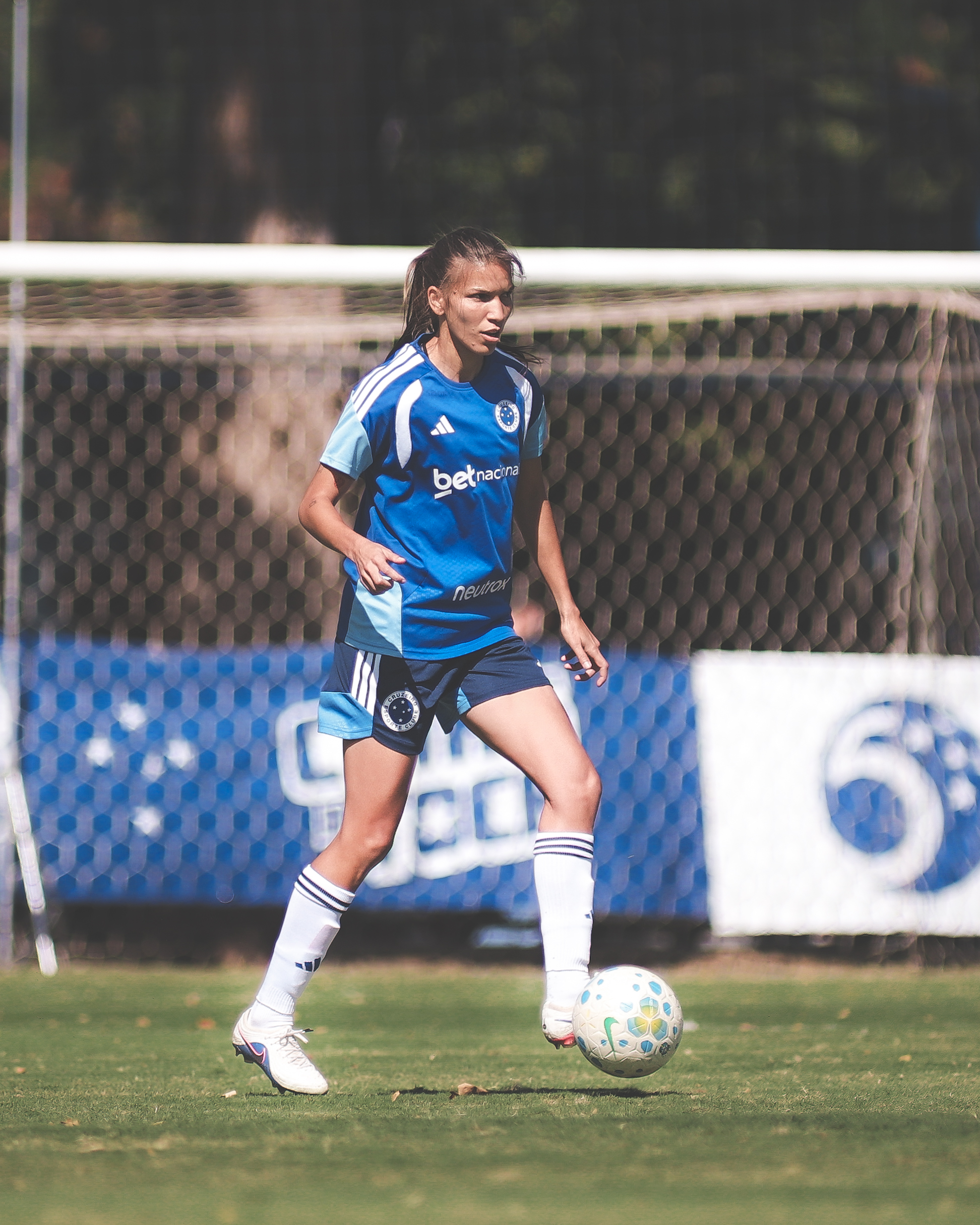 Yenifer Giménez, zagueira do Cruzeiro, em treinamento na Toca da Raposa 2, em Belo Horizonte