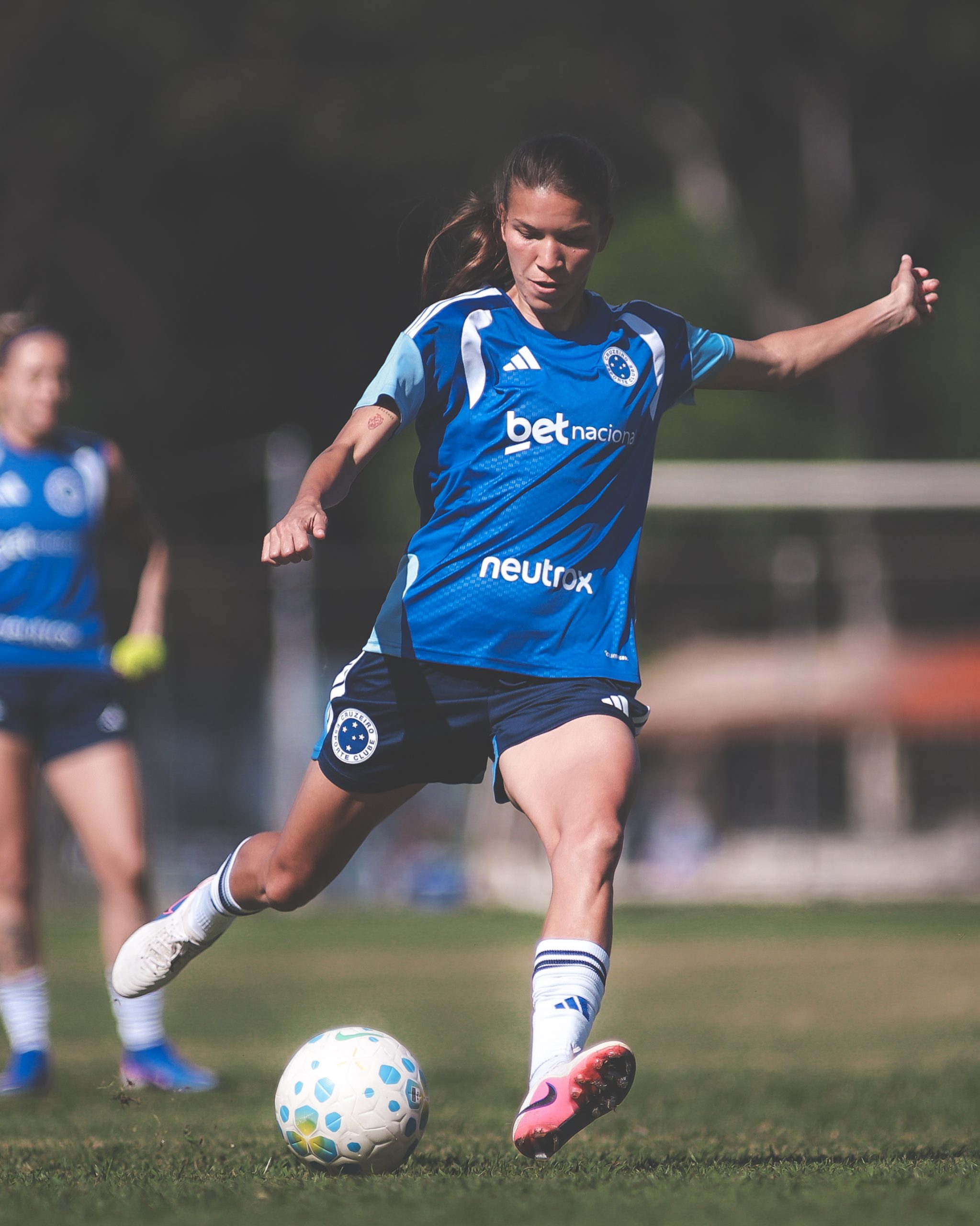 Yenifer Giménez, zagueira do Cruzeiro, em treinamento na Toca da Raposa 2, em Belo Horizonte