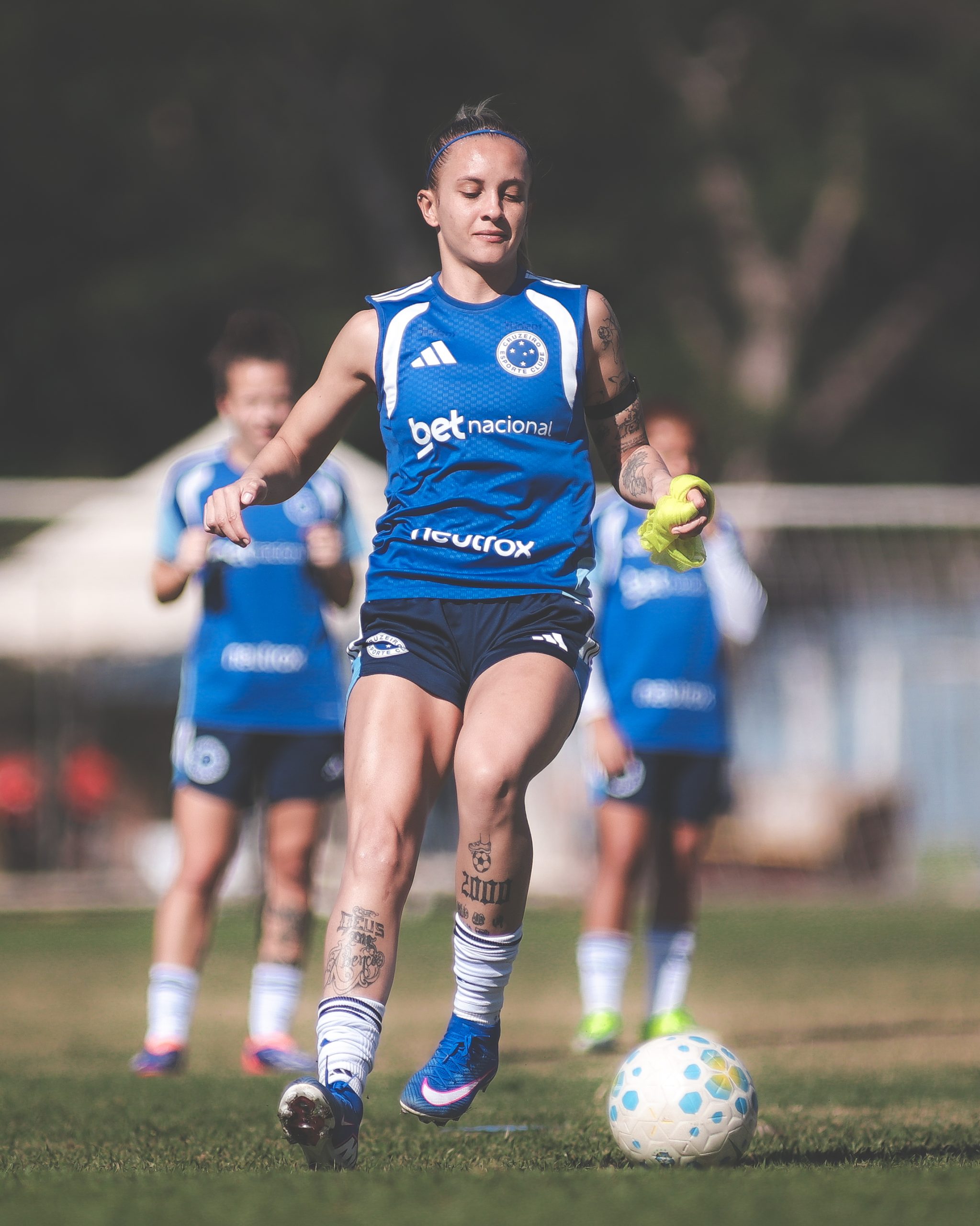 Vitória Calhau, zagueira do Cruzeiro, em treinamento na Toca da Raposa 2, em Belo Horizonte