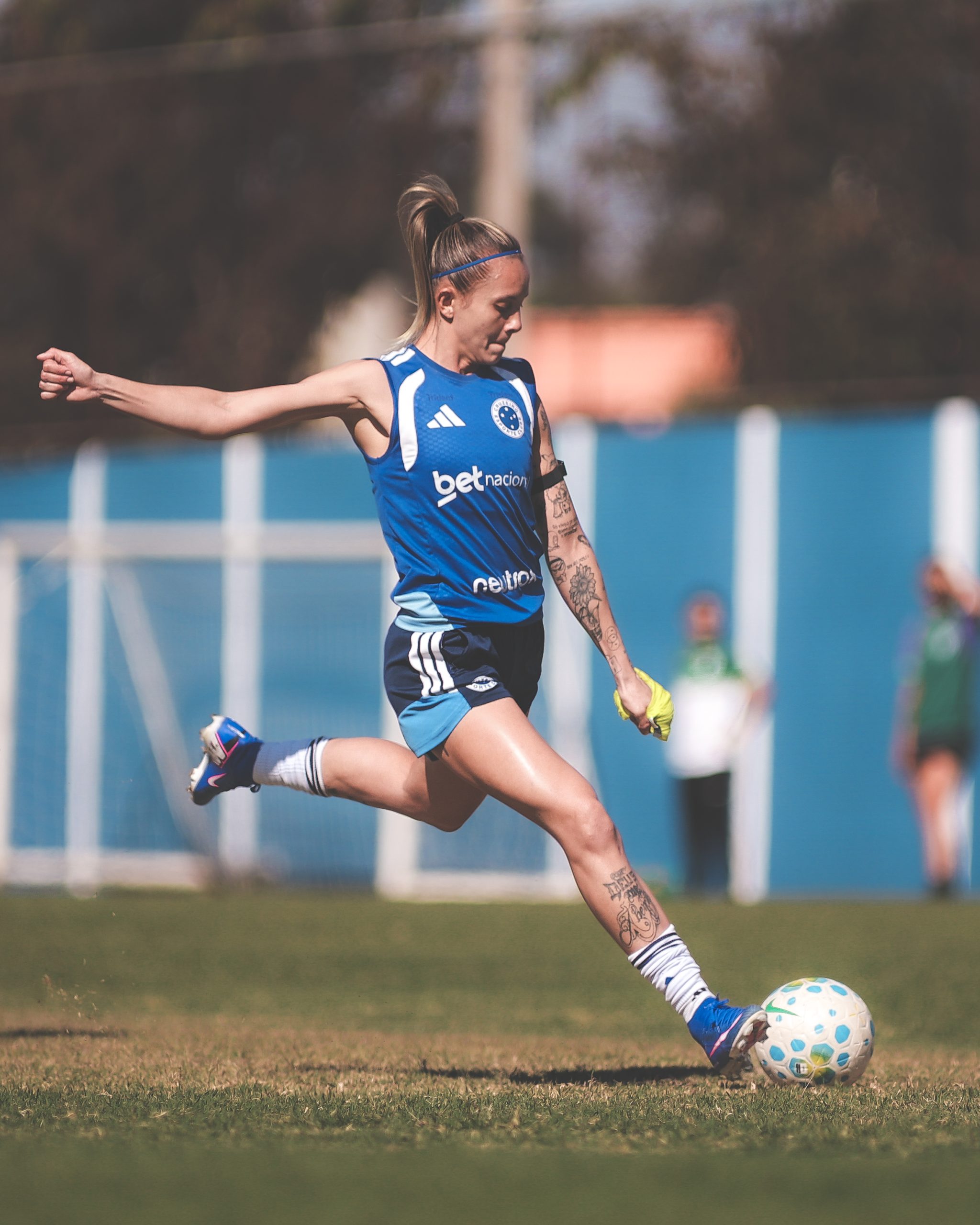 Vitória Calhau, zagueira do Cruzeiro, em treinamento na Toca da Raposa 2, em Belo Horizonte