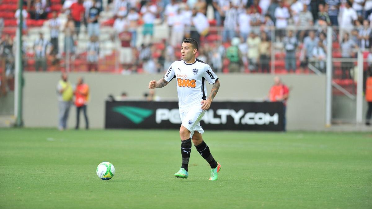Nicolás Otamendi em ação pelo Atlético - (foto: Alexandre Guzanshe/EM/D.A Press)