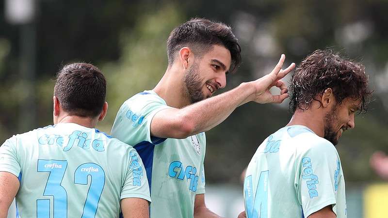 Flaco López brinca com Scarpa durante treino do Palmeiras - (foto: Cesar Greco/Palmeiras)