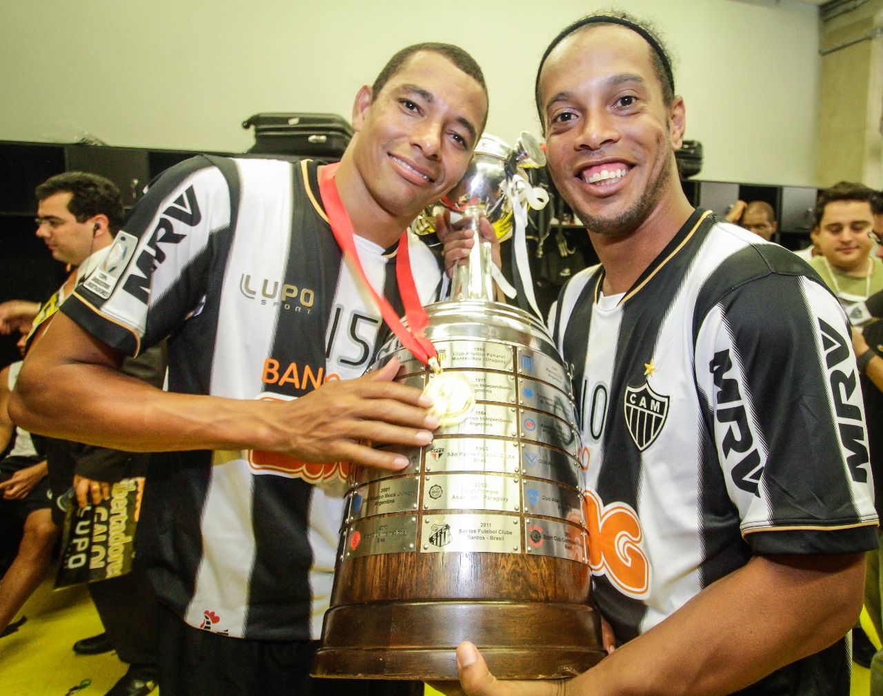 Gilberto Silva e Ronaldinho Gaúcho com a taça de campeão da Libertadores de 2013 - (foto: Foto: Bruno Cantini/Atlético-MG)