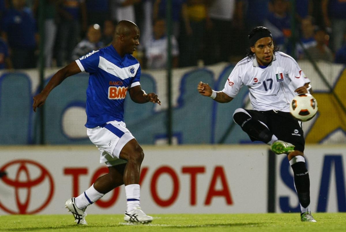 Gilberto, do Cruzeiro, disputa bola com Dayro Moreno, do Once Caldas - (foto: Jorge Gontijo/EM/D.A Press - 04/05/2011)