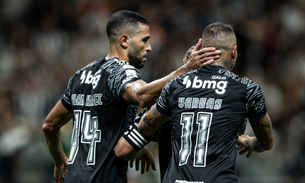 Kardec e Vargas em ação pelo Atlético - (foto: Pedro Souza/Atlético)