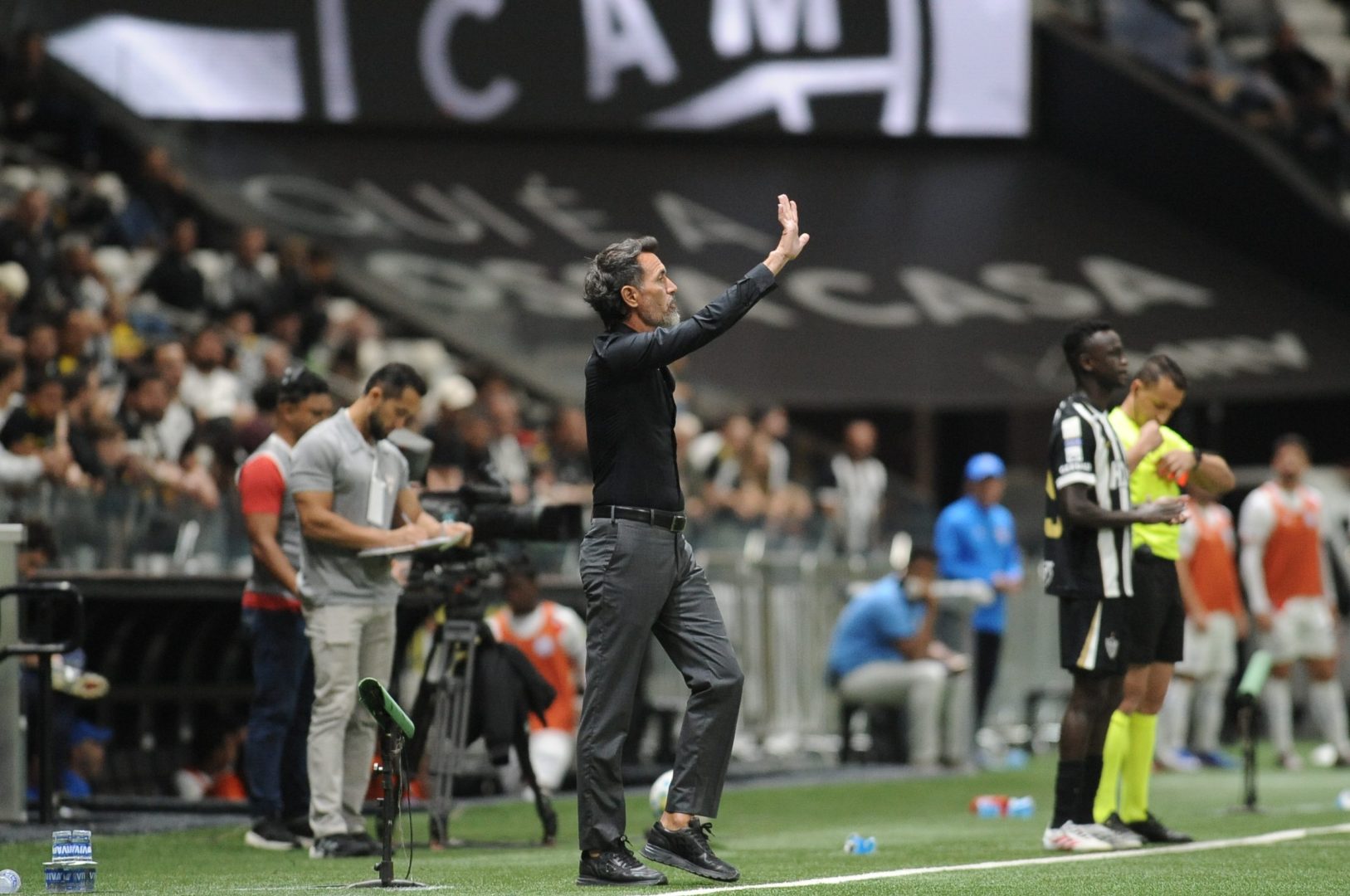 Eduardo Domínguez gesticula enquanto Cissé se prepara para entrar em Atlético x Bahia, pelo Campeonato Brasileiro, na Arena MRV - (foto: Alexandre Guzanshe/EM/D.A. Press)