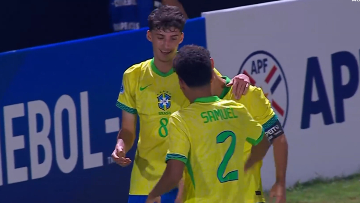 Eduardo Pape (camisa 8), do Cruzeiro, marcou um gol, e Samuel (camisa 2), do Atlético, deu uma assistência - (foto: Reprodução SporTV)
