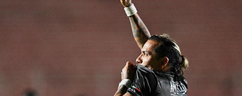 Algoz do Cruzeiro na Libertadores e artilheiro da ‘Sula’ aos 40 anos faz golaço; veja