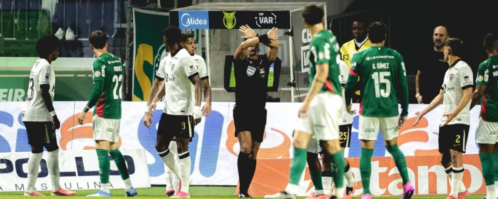 Árbitro dá pênalti para Palmeiras contra Atlético, mas anula após ida ao VAR