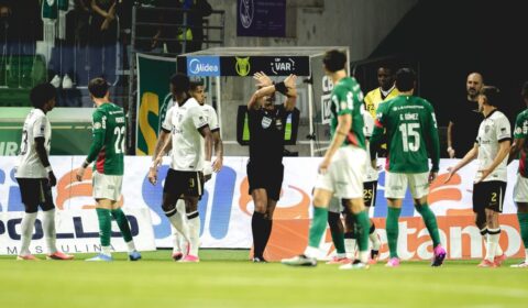Árbitro dá pênalti para Palmeiras contra Atlético, mas anula após ida ao VAR