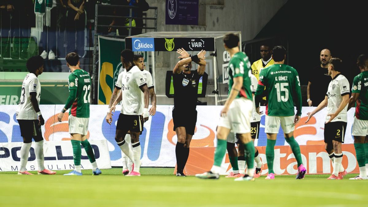 Árbitro dá pênalti para Palmeiras contra Atlético, mas anula após ida ao VAR