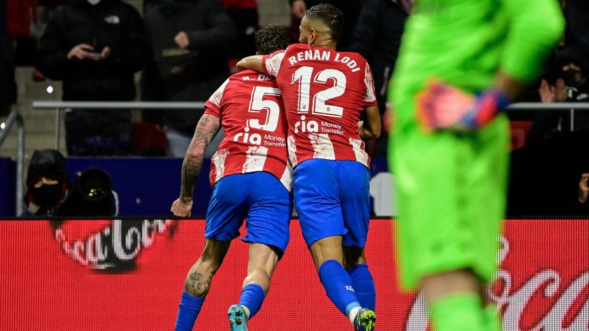 Renan Lodi, hoje lateral do Atlético, comemora gol do Atlético de Madrid ao lado de De Paul, meio-campista da Argentina que hoje está no Inter Miami - (foto: JAVIER SORIANO/AFP)