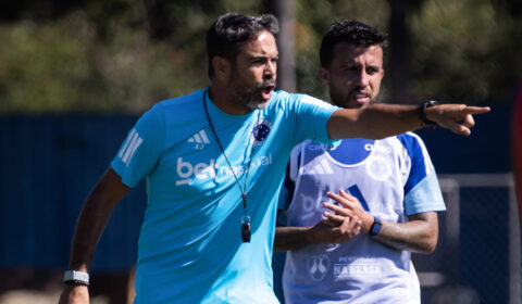 Artur Jorge diz ter ficado preocupado com volume de propostas por jogadores do Cruzeiro