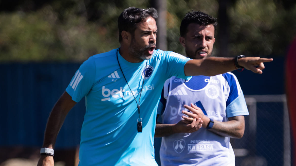 Artur Jorge diz ter ficado preocupado com volume de propostas por jogadores do Cruzeiro