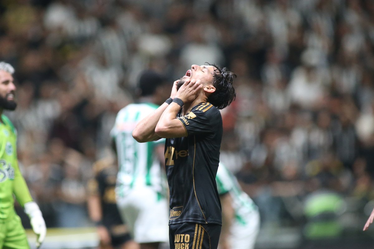 Atacante criticado no Atlético chega a terceiro clube em menos seis meses