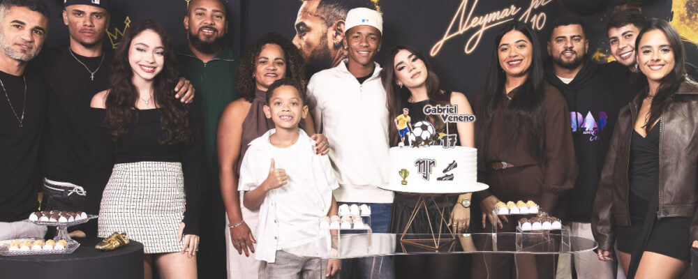Atacante do Atlético comemora aniversário com festa temática de Neymar