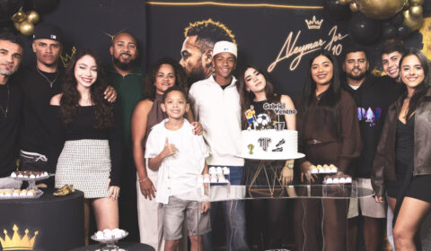 Atacante do Atlético comemora aniversário com festa temática de Neymar