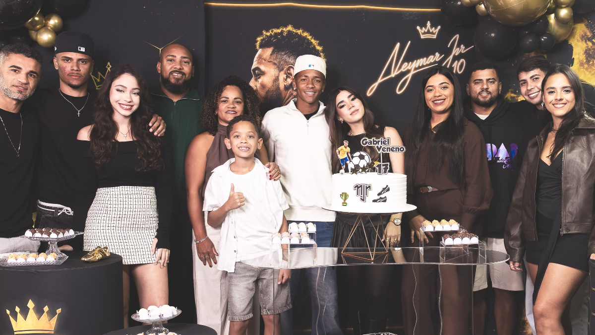 Atacante do Atlético comemora aniversário com festa temática de Neymar