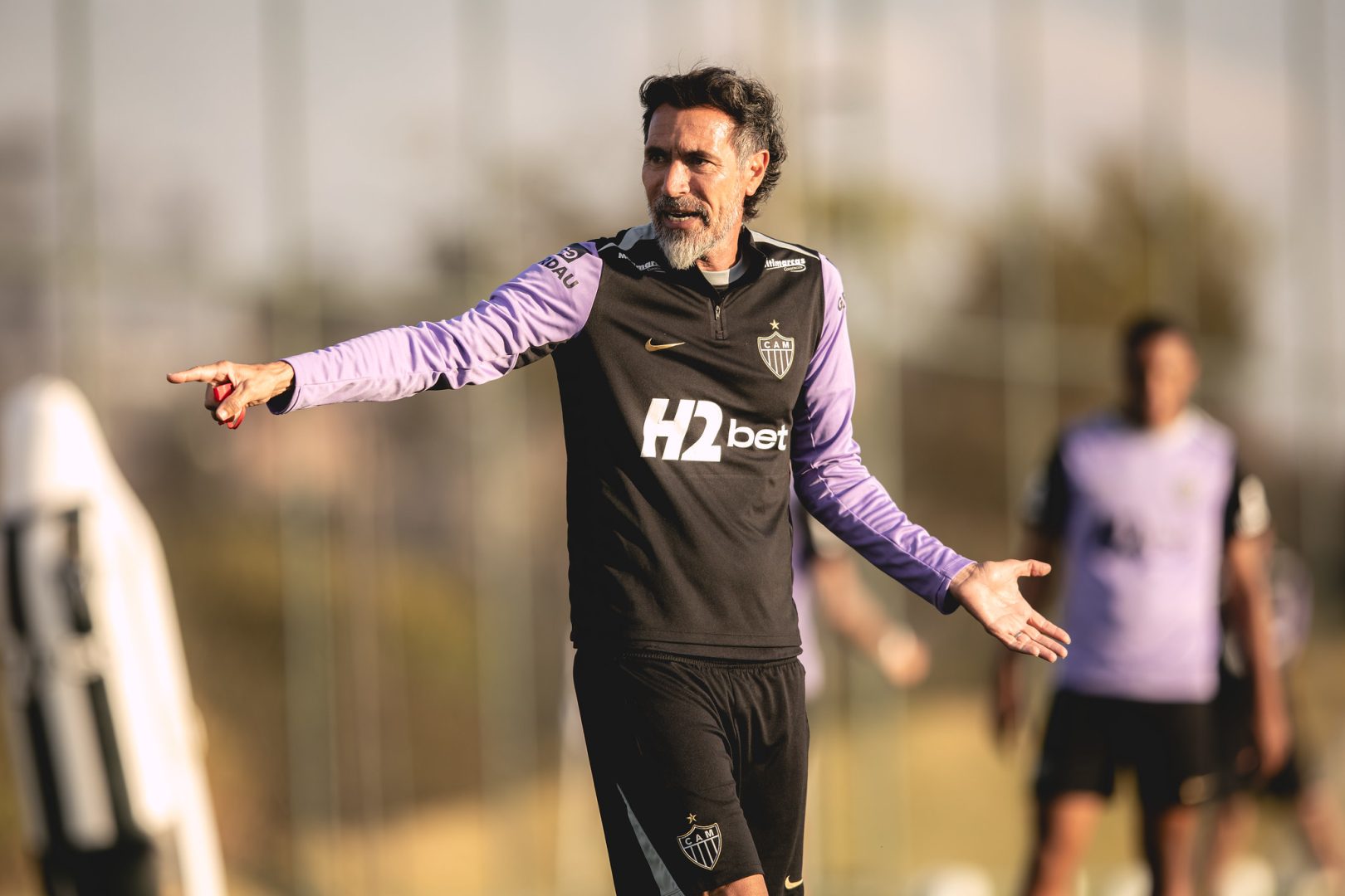 Atlético: Domínguez surpreende com evolução no português e fala em ‘expectativa grande’