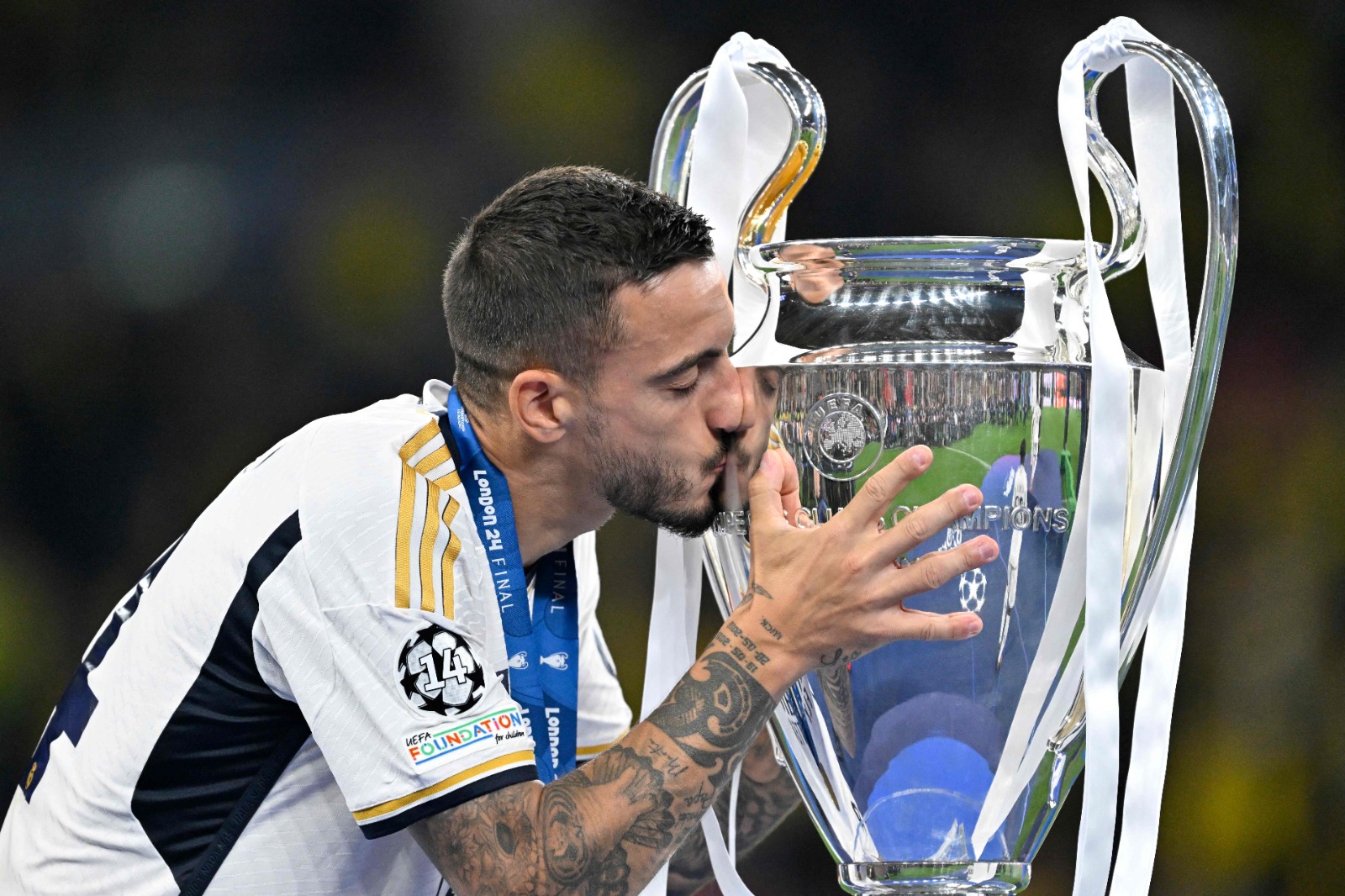 Joselu, com a camisa do Real Madrid, beija o troféu da Champions League de 2023/24 - (foto: Ina Fassbender/AFP)