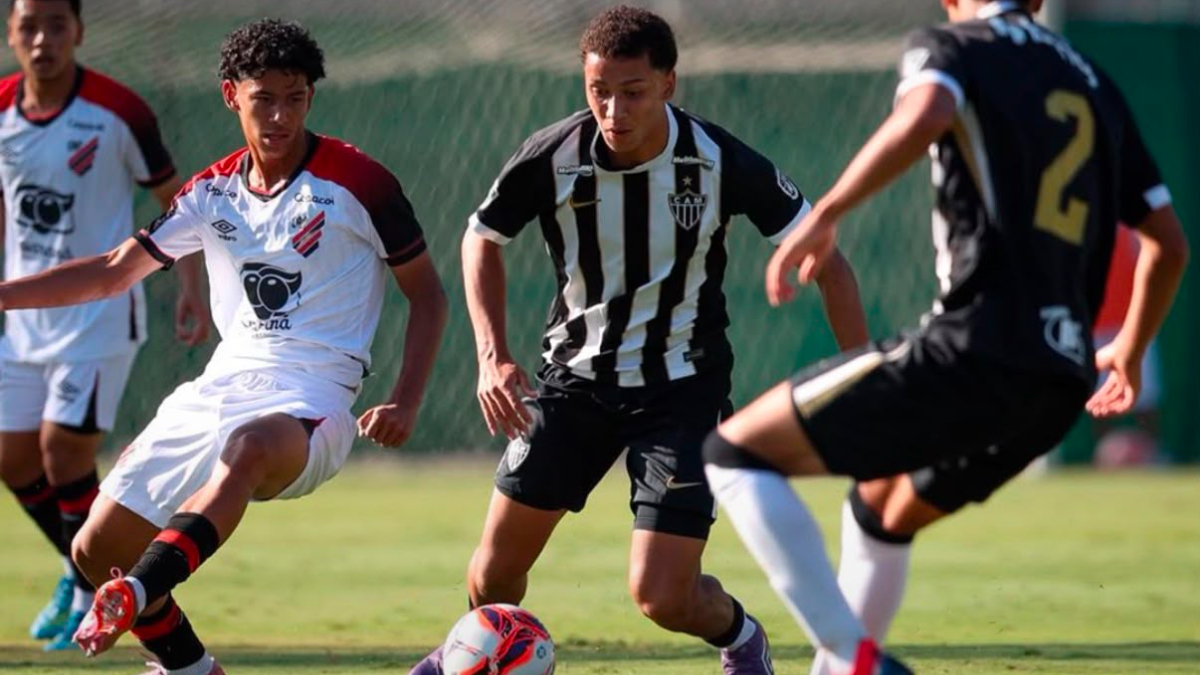 Atlético leva virada do Athletico em jogo marcado por gols ‘idênticos’ no Sub-17