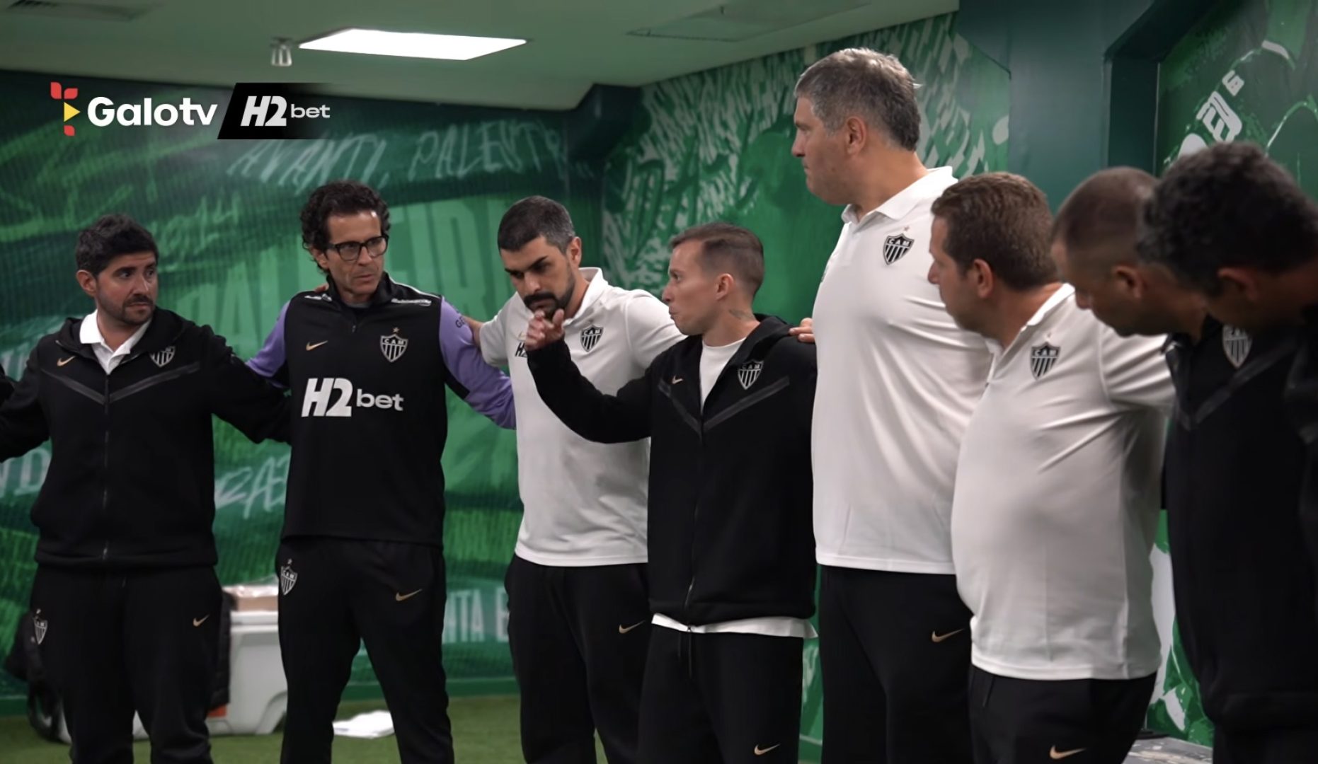 Bernard dá recado direto a jogador do Atlético após vitória: ‘Muito feliz por você’
