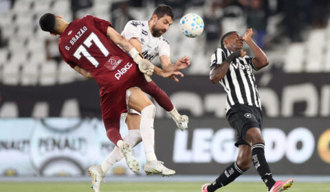 Botafogo aproveita lambanças da defesa do Santos e vence no Brasileirão