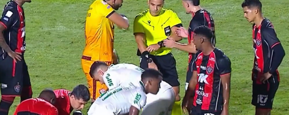 Comentarista de arbitragem vê Vitória prejudicado contra o Palmeiras
