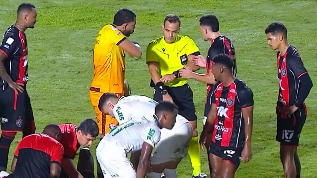 Jogadores do Vitória reclamam com Alex Gomes Stefano durante jogo contra o Palmeiras - (foto: Reprodução)
