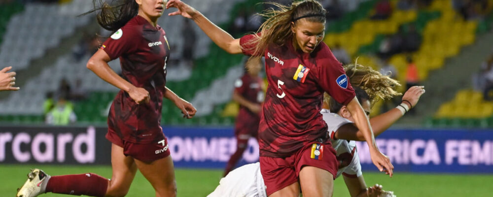 Cruzeiro oficializa contratação de zagueira venezuelana