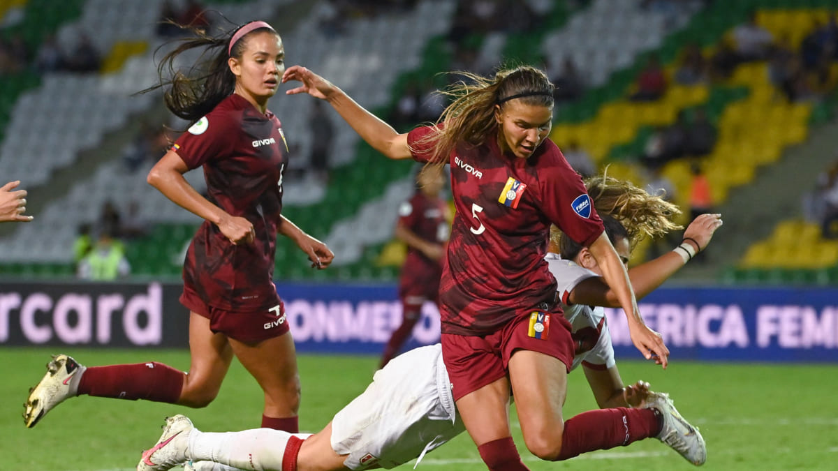 Cruzeiro oficializa contratação de zagueira venezuelana
