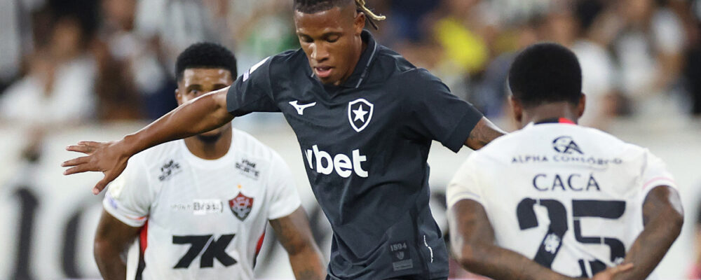 Danilo entra em campo pelo Botafogo, e negociação com Palmeiras cai por terra