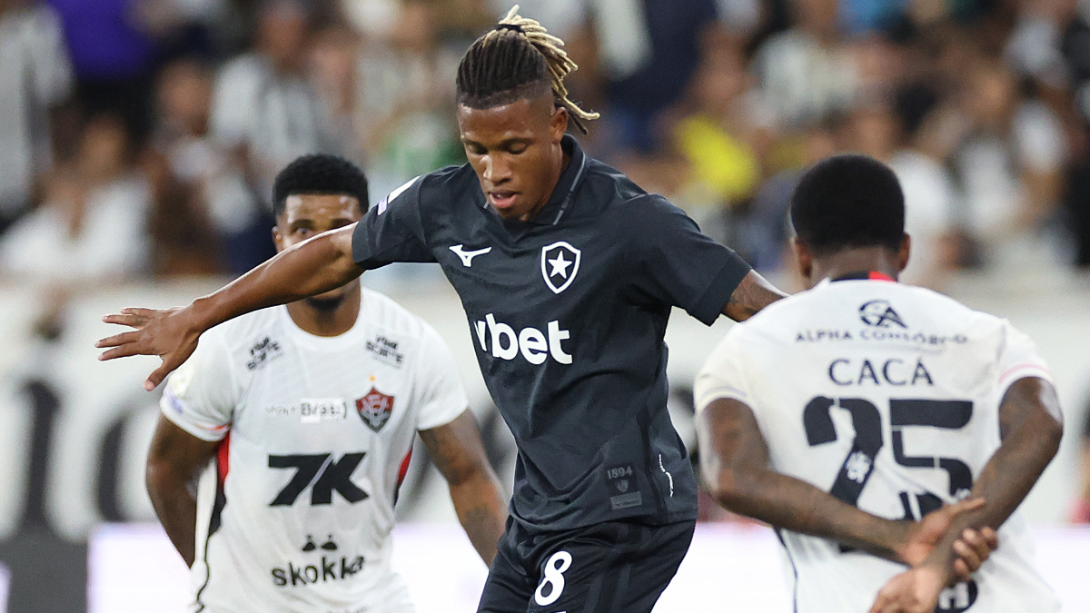 Danilo entra em campo pelo Botafogo, e negociação com Palmeiras cai por terra