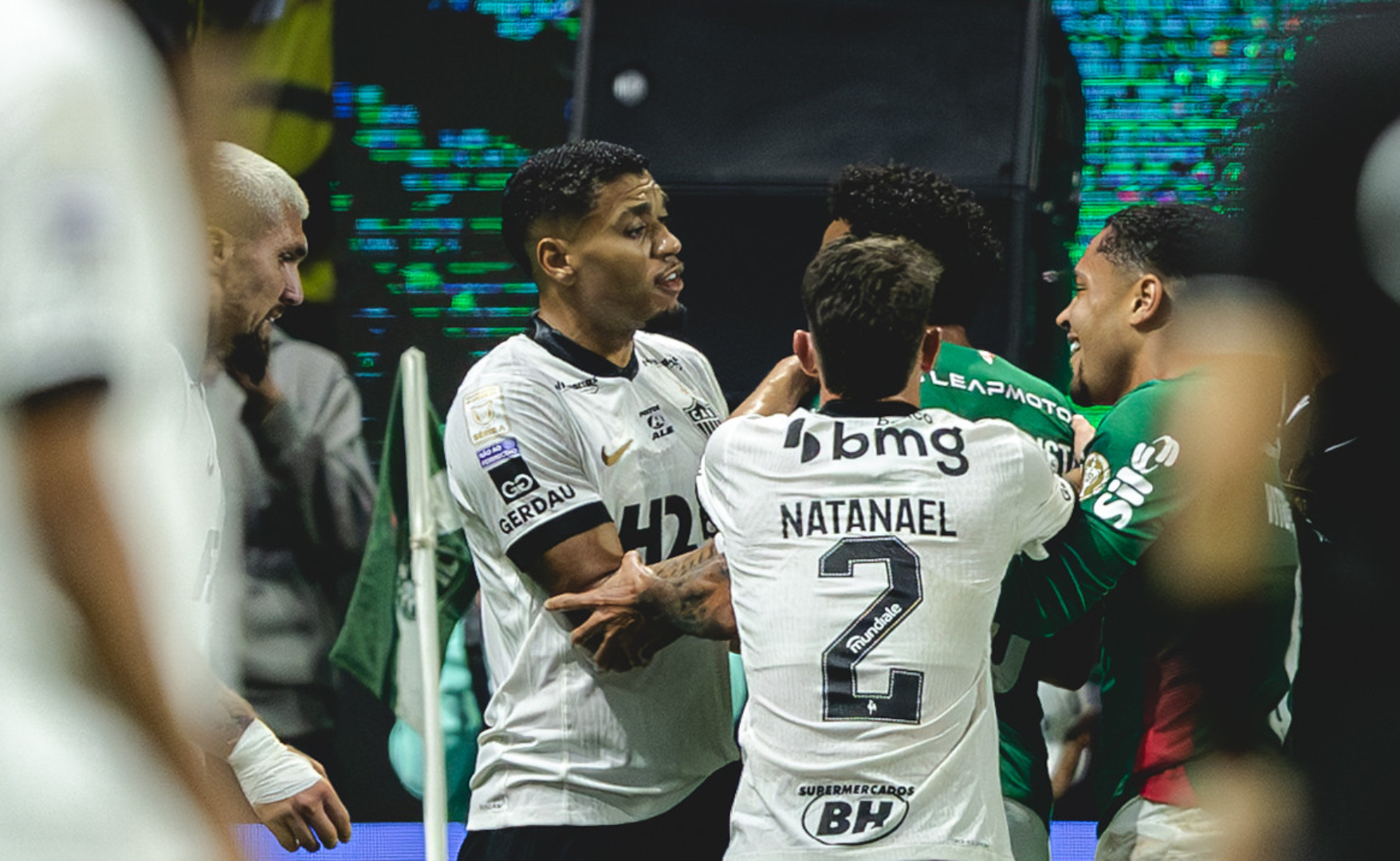 Dublador faz leitura labial de ‘treta’ entre Lyanco e Vitor Roque em Palmeiras x Atlético: ‘Seu m*’