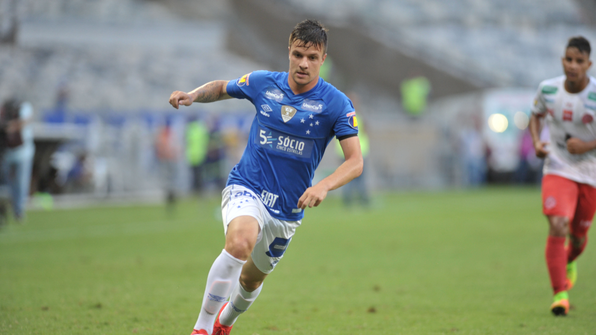 Ex-Cruzeiro faz gol após aproveitar lambança da defesa do Vasco no Brasileirão; veja