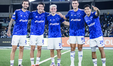 Ex-Cruzeiro faz gol de ‘sem pulo’ no Brasileirão após trapalhada de goleiro; veja