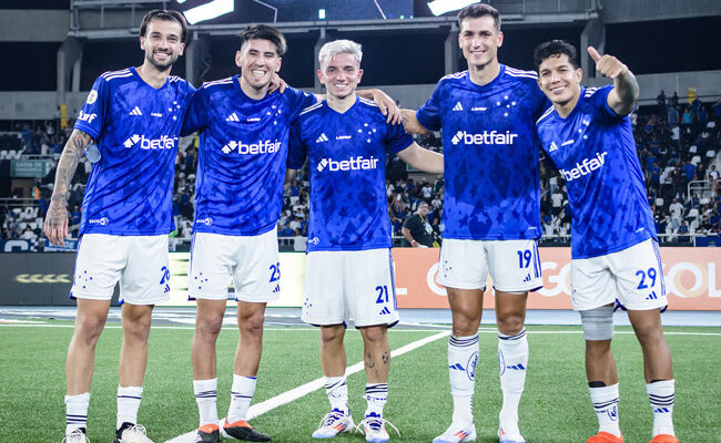 Ex-Cruzeiro faz gol de ‘sem pulo’ no Brasileirão após trapalhada de goleiro; veja