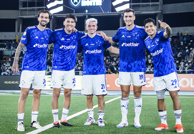 Ex-Cruzeiro faz gol de ‘sem pulo’ no Brasileirão após trapalhada de goleiro; veja