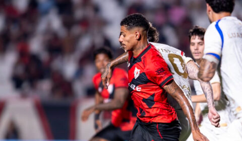 Ex-jogador do Atlético quase faz ‘gol de placa’ na Série B; veja vídeo