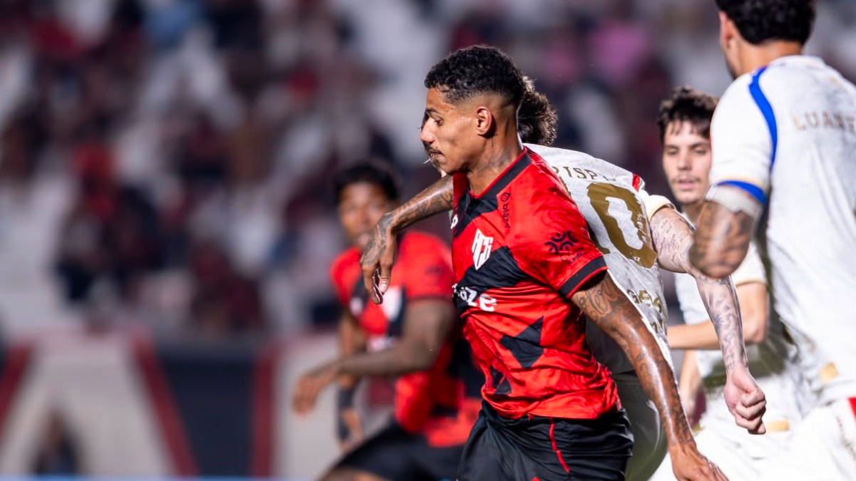 Ex-jogador do Atlético quase faz ‘gol de placa’ na Série B; veja vídeo