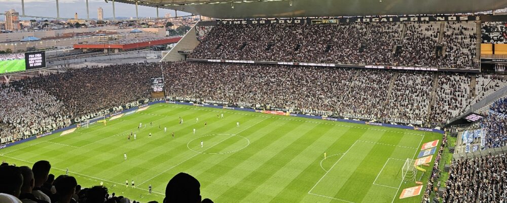 Executivo reconhece falhas no gramado do Corinthians após críticas de Diniz e promete melhora