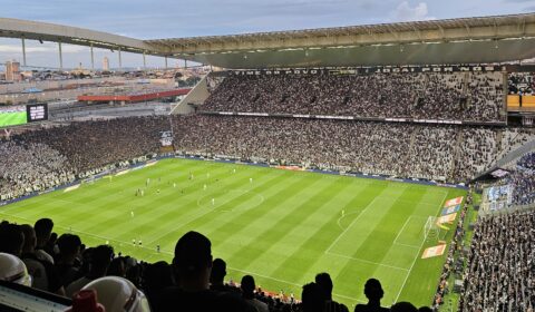 Executivo reconhece falhas no gramado do Corinthians após críticas de Diniz e promete melhora