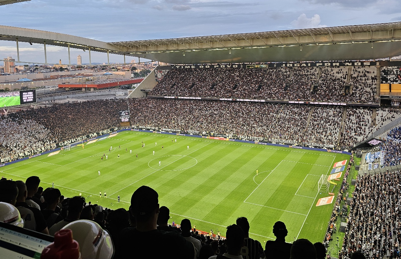 Executivo reconhece falhas no gramado do Corinthians após críticas de Diniz e promete melhora